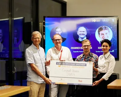 Dr. Gunpreet Oberoi posing with organisers and anniversary investment prize