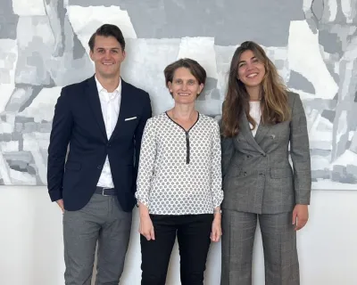 Ingrid Kelly (XISTA) together with Brightmind.Ai's founders Florian Lerchbammer-Kreith and Tamara Gerbert in front of greyscale painting